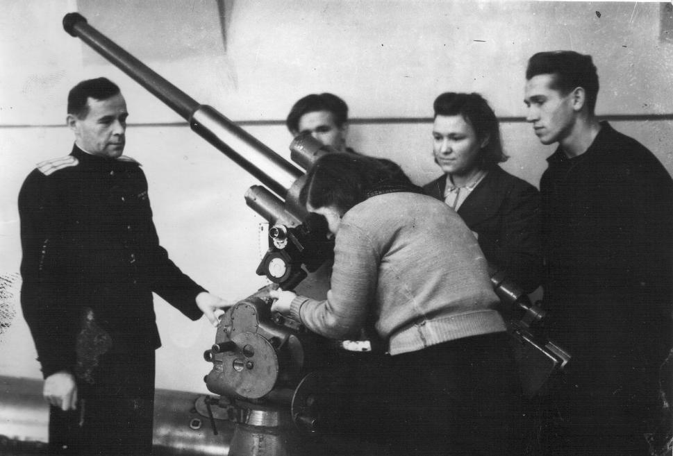 Первый начальник ВМК подполковник Кузнецов проводит занятия. 1947 год.