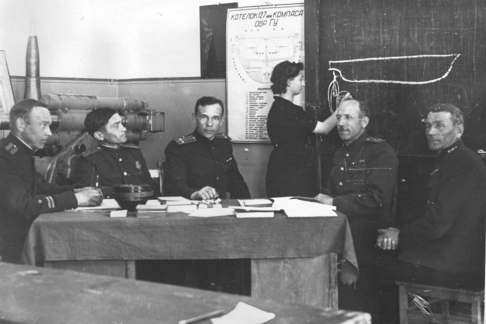 Офицеры ВМК принимают экзамены. 1946 год.
